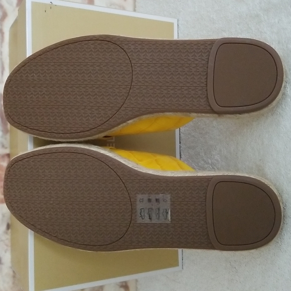 New Michael Kors Linden Croc-Embossed Sandals - Picture 11 of 13